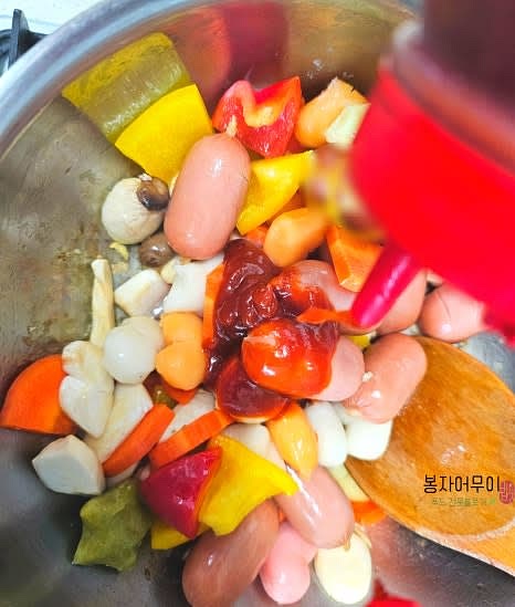 떡과 소시지가 잘 익으면 소떡소스를 반컵 정도 넣고 고루 섞으며 볶아줍니다.