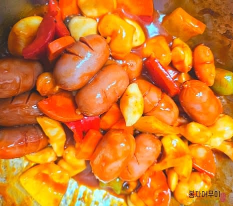 모든 재료가 소스와 잘 어우러지면 완성입니다. 따뜻할 때 바로 드세요!