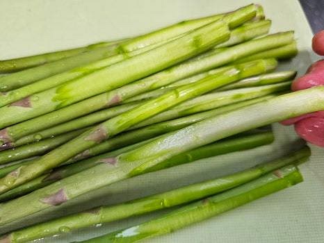 아스파라거스는 밑동 5~6cm 정도 껍질을 깍아주고 6cm 길이로 자르고 깨끗이 헹구어줍니다. 방울토마토는 반으로 자릅니다.