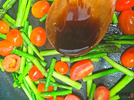 프라이팬에 아스파라거스와 방울토마토를 넣고 굴 소스 1스푼을 추가하여 간을 맞춘 후 2분 정도 볶습니다.