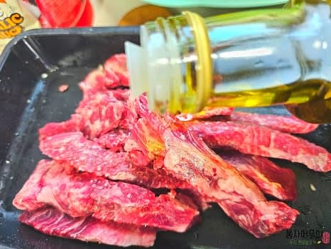 한우 소고기 갈비살에 올리브오일을 바르고 소금, 후추, 파슬리 가루를 뿌려줍니다.
