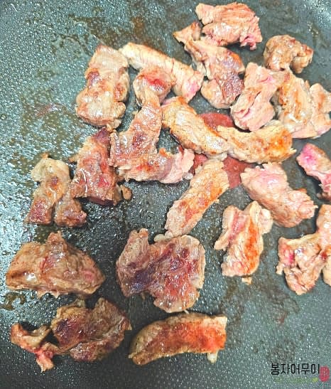 예열된 프라이팬에 소고기를 넣고 살짝 구워줍니다. 원한다면 버터를 추가로 사용하여 고소함을 더해도 좋습니다.