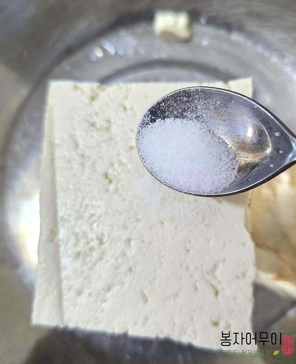 두부 반모에 맛소금 1티스푼을 골고루 발라줍니다.