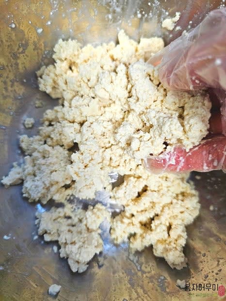 물기가 제거된 두부를 주물러서 부숴줍니다.