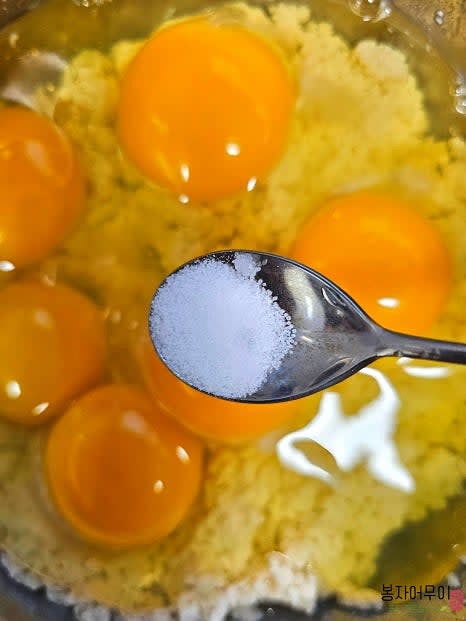 계란 6개를 넣고 두부와 잘 섞어준 후 맛소금 반 티스푼을 추가합니다.