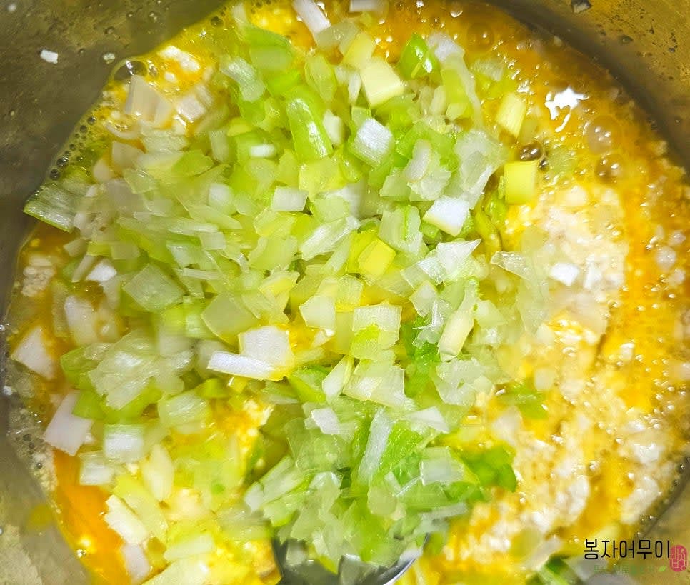 대파를 잘게 다져 계란 두부 혼합물에 넣고 섞어줍니다.