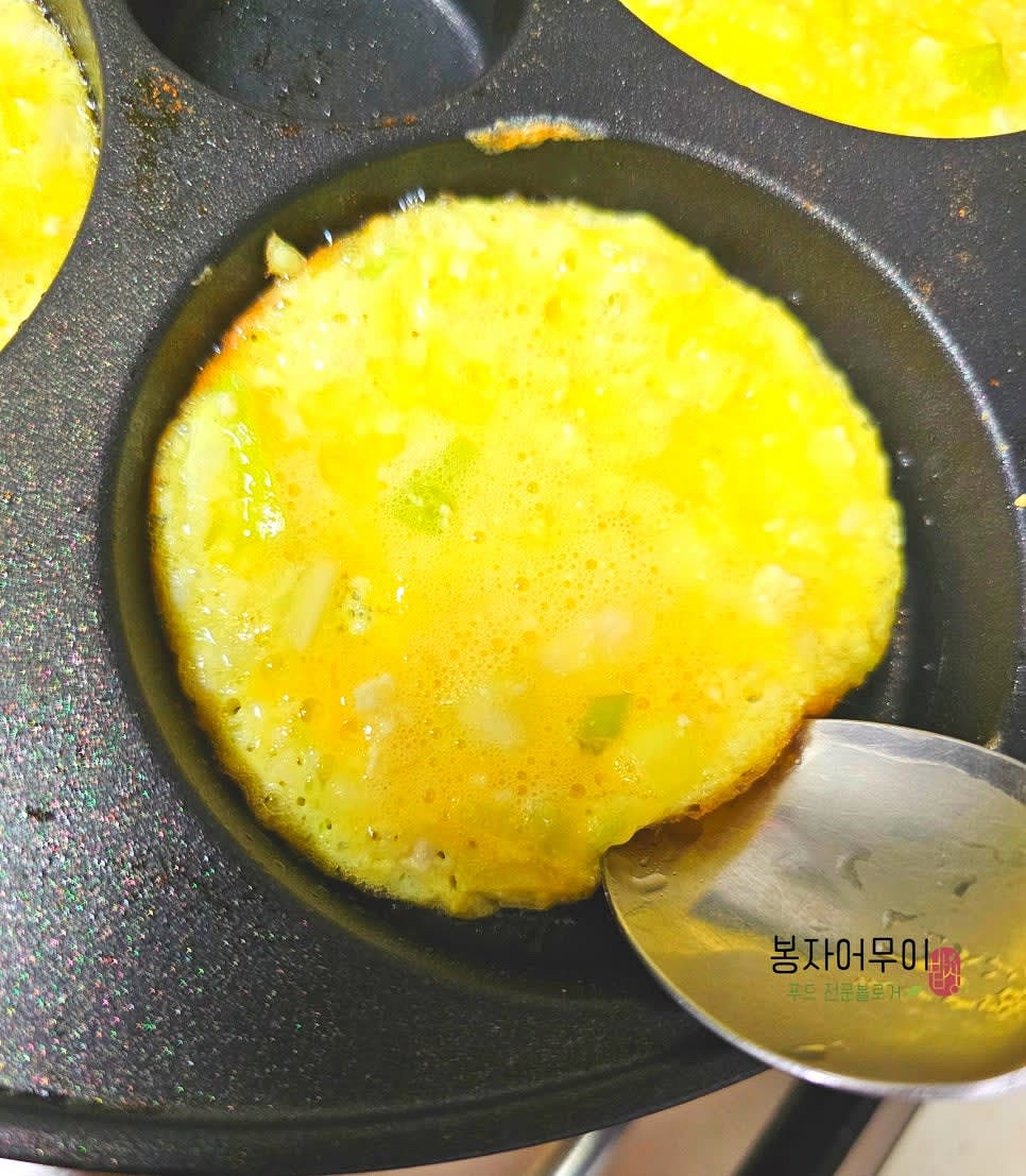 예열된 프라이팬에 기름을 두르고 중약불에서 숟가락 2개로 익을 때까지 구워줍니다.