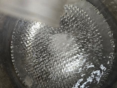 끓는 물에 소금 1 스푼을 넣고 달래를 30초 데친 후 찬물에 헹구어줍니다.