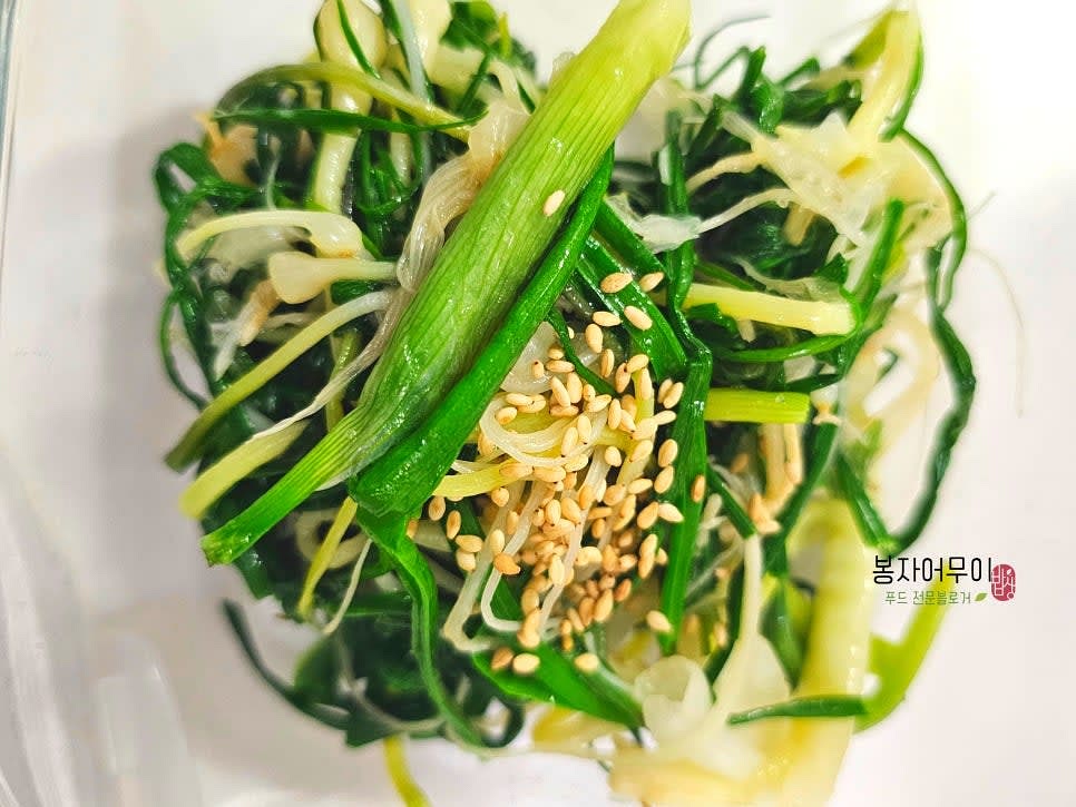 물기를 꼭 짜서 달래의 물기를 제거한 후 무침용 소금, 참기름, 깨소금을 넣고 무칩니다.