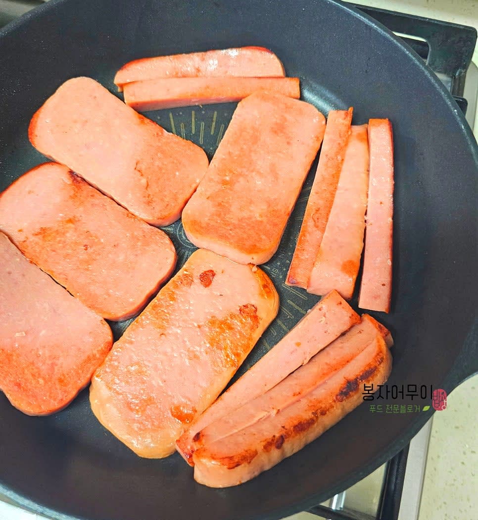 단무지와 햄을 적당한 길이로 자르고, 팬에 살짝 구워줍니다.