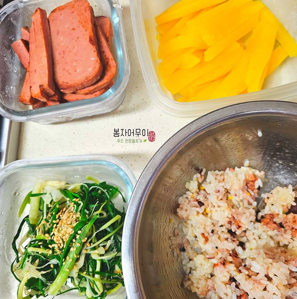 밥에 참기름 반 스푼을 넣고 골고루 섞어줍니다.