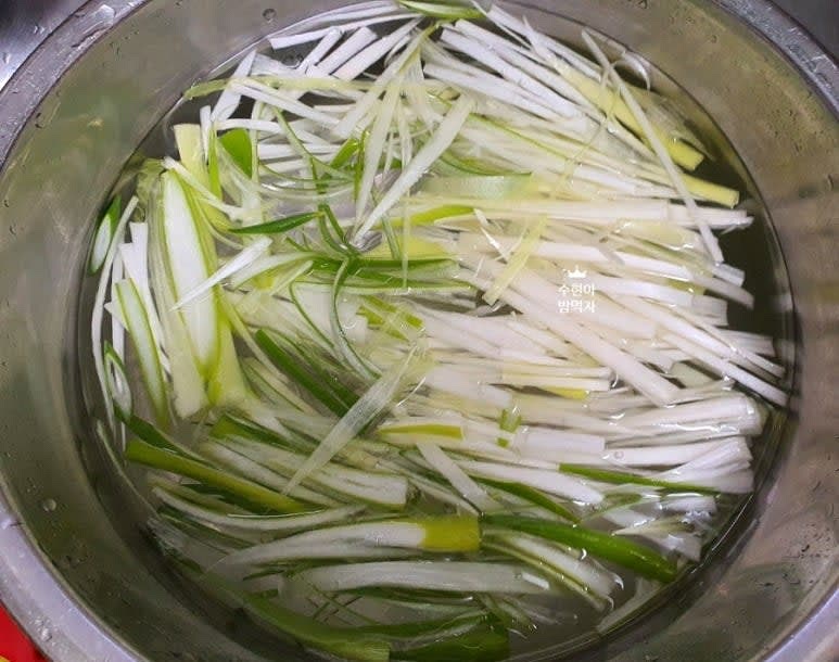 파채를 썰어서 찬물에 담가 아린맛 빼주고 채망에 건져 물기를 털고 접시에 담아두기