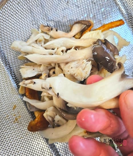 버섯을 깨끗이 세척하고 두릅과 비슷한 크기로 얇게 썰어줍니다.