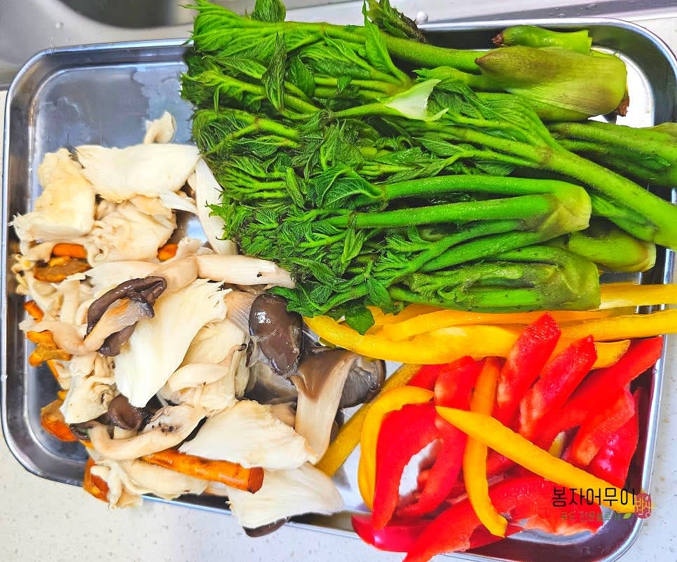 파프리카를 노란색 1/4개, 빨간색 1/4개를 버섯과 비슷한 크기로 잘라줍니다.