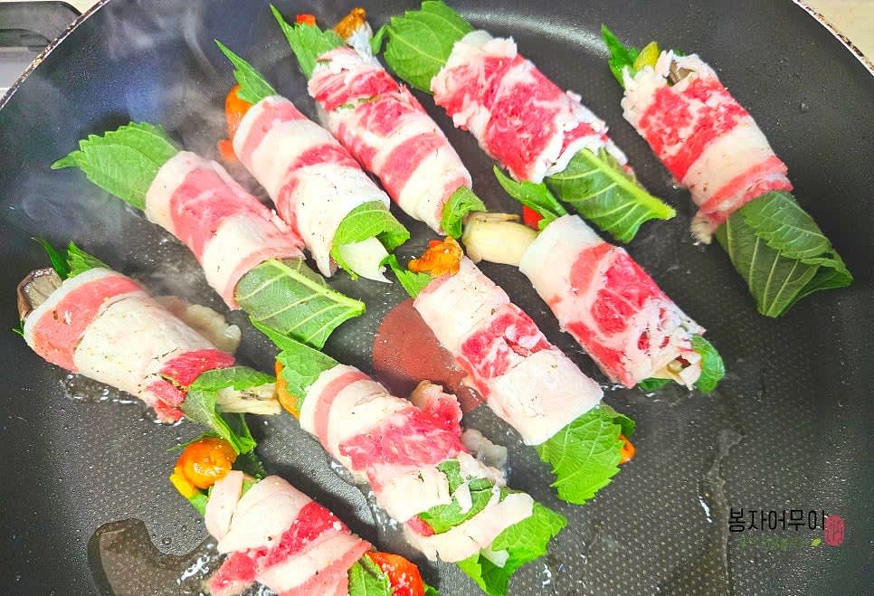 말아둔 우삼겹 고기를 올리브오일을 살짝 두른 프라이팬에 구워주세요. 소금과 후추를 뿌려 간을 맞춥니다.