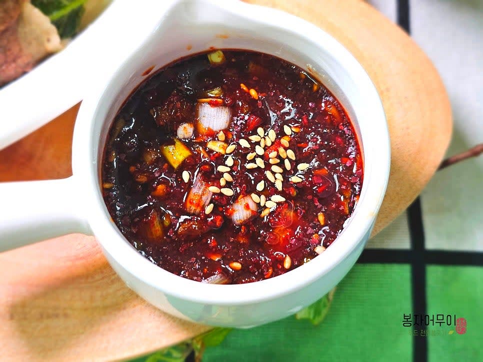 간장 2스푼, 고춧가루 1스푼, 청양고추 1개 다진 것, 대파 반개, 올리고당 1.5스푼, 깨소금을 섞어 양념장을 만듭니다.