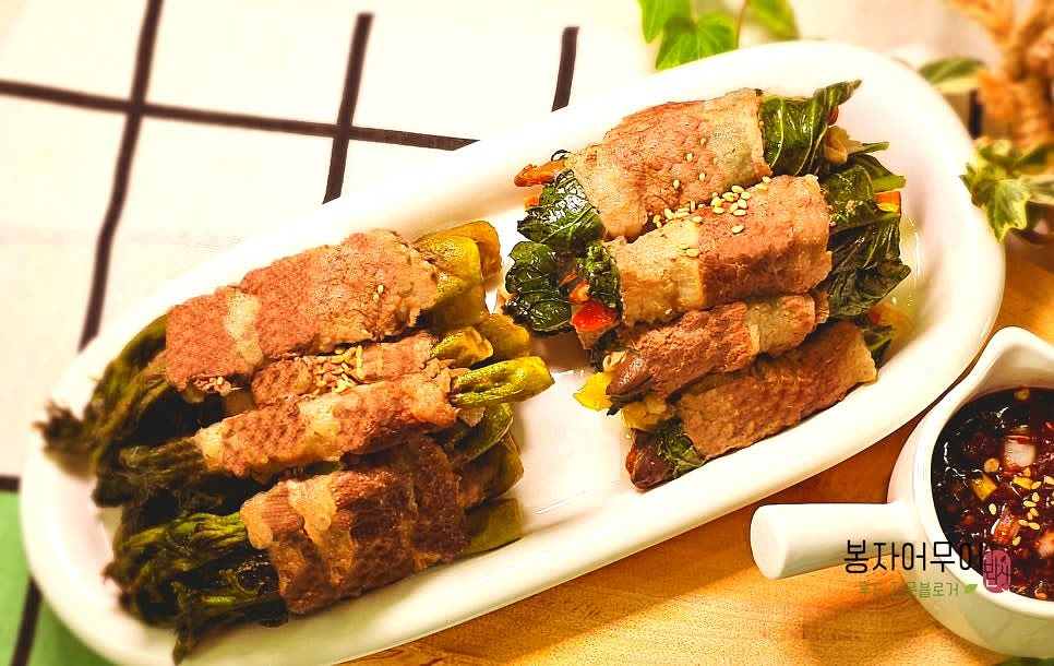 구운 두릅 말이에 양념장을 곁들여 담아줍니다.