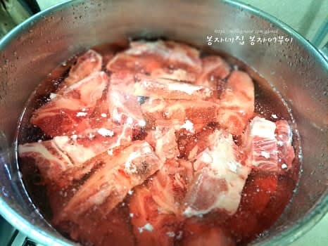 소꼬리와 잡뼈를 찬물에 담가 3시간 정도 핏물을 뺍니다.