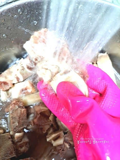 핏물이 빠진 소꼬리와 잡뼈를 끓는 물에 넣어 한 번 데친 후 찬물에 헹궈 깨끗이 씻어줍니다.