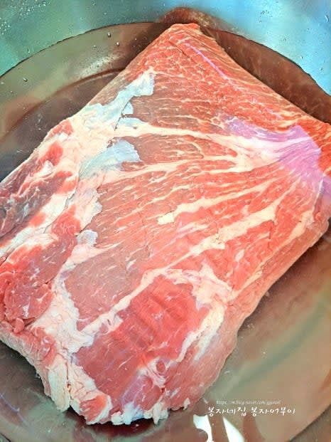 냄비에 소꼬리와 잡뼈, 한우 사태를 넣고 물을 부어 끓입니다. 끓어오르면 위에 뜨는 기름을 걷어냅니다.