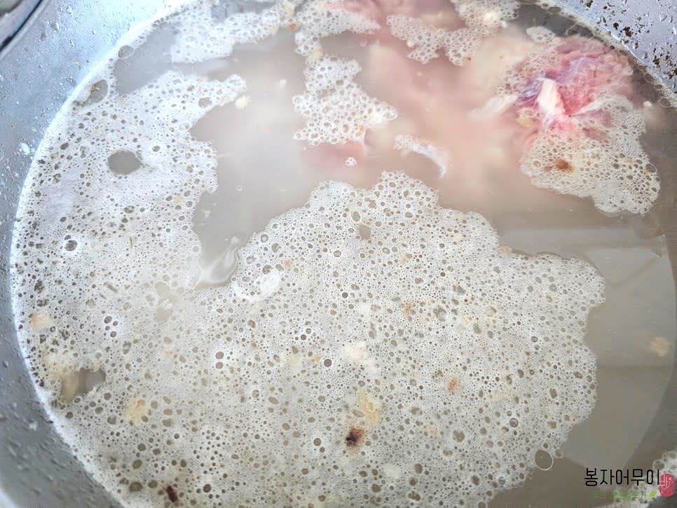 약한 불로 줄이고 3시간 이상 푹 끓입니다. 중간중간 떠오르는 기름을 계속 걷어냅니다.