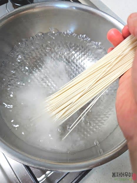 국수를 삶아 찬물에 헹궈 체에 밭쳐줍니다.