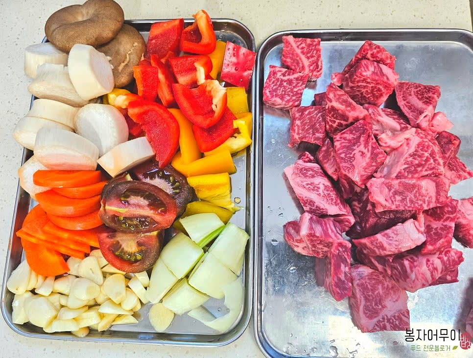 야채를 깨끗이 씻고, 버섯은 통통하게 자르고 나머지 야채는 비슷한 크기로 잘라줍니다.