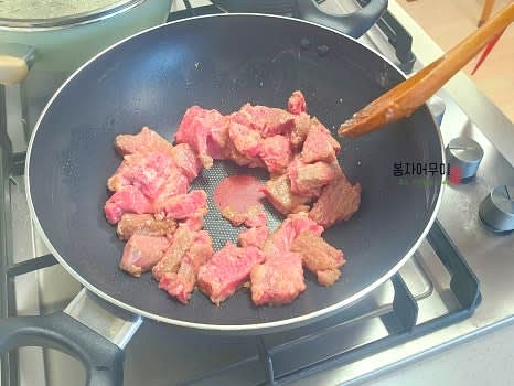 프라이팬에 기름을 두르고 센 불에 고기를 볶아줍니다. 기름은 해바라기씨유를 사용합니다.