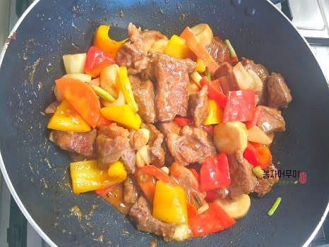 스테이크 양념 소스는 스테이크 소스 4스푼, 케첩 2스푼, 물 2스푼, 굴 소스 1스푼, 버터 1스푼을 넣고 야채가 숨이 죽을 때까지 볶아줍니다.