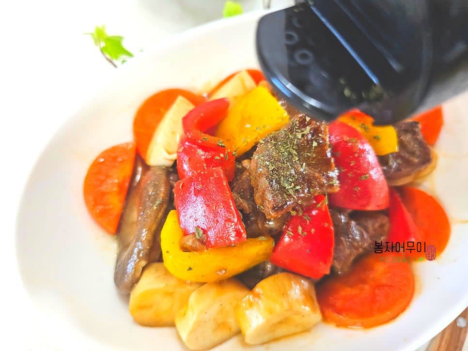 접시에 담고 후추와 파슬리 가루를 뿌려 마무리합니다. 색감을 더하기 위해 야채를 고르게 섞어서 담아줍니다.