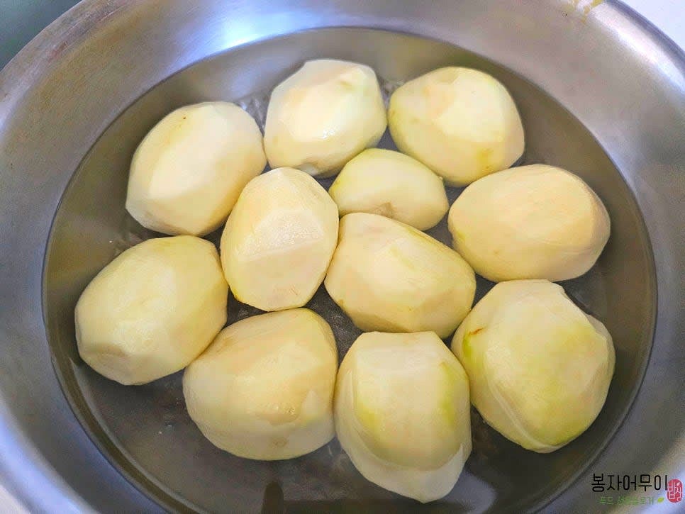 감자를 삶아 껍질을 벗기고 물에 담가 둡니다.