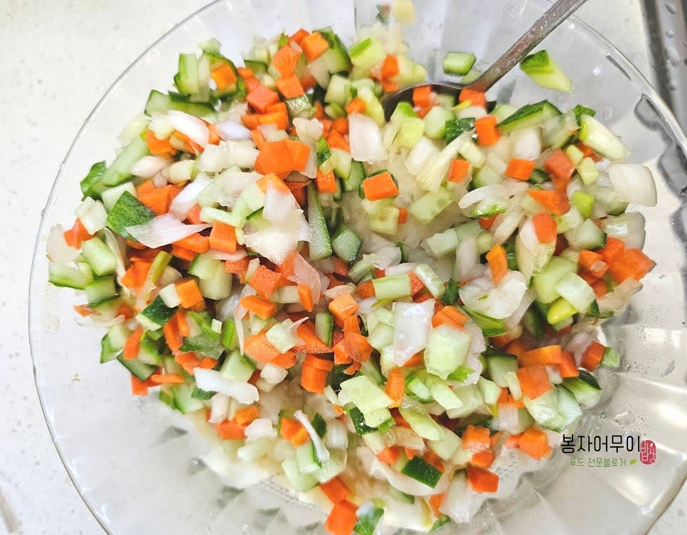 삶은 감자를 곱게 으깬 뒤 물기가 빠진 야채를 섞습니다.