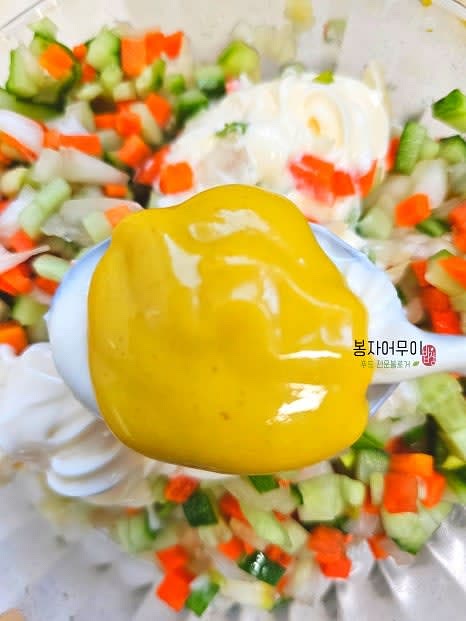 마요네즈, 허니 머스터드, 올리고당을 넣고 잘 섞습니다.