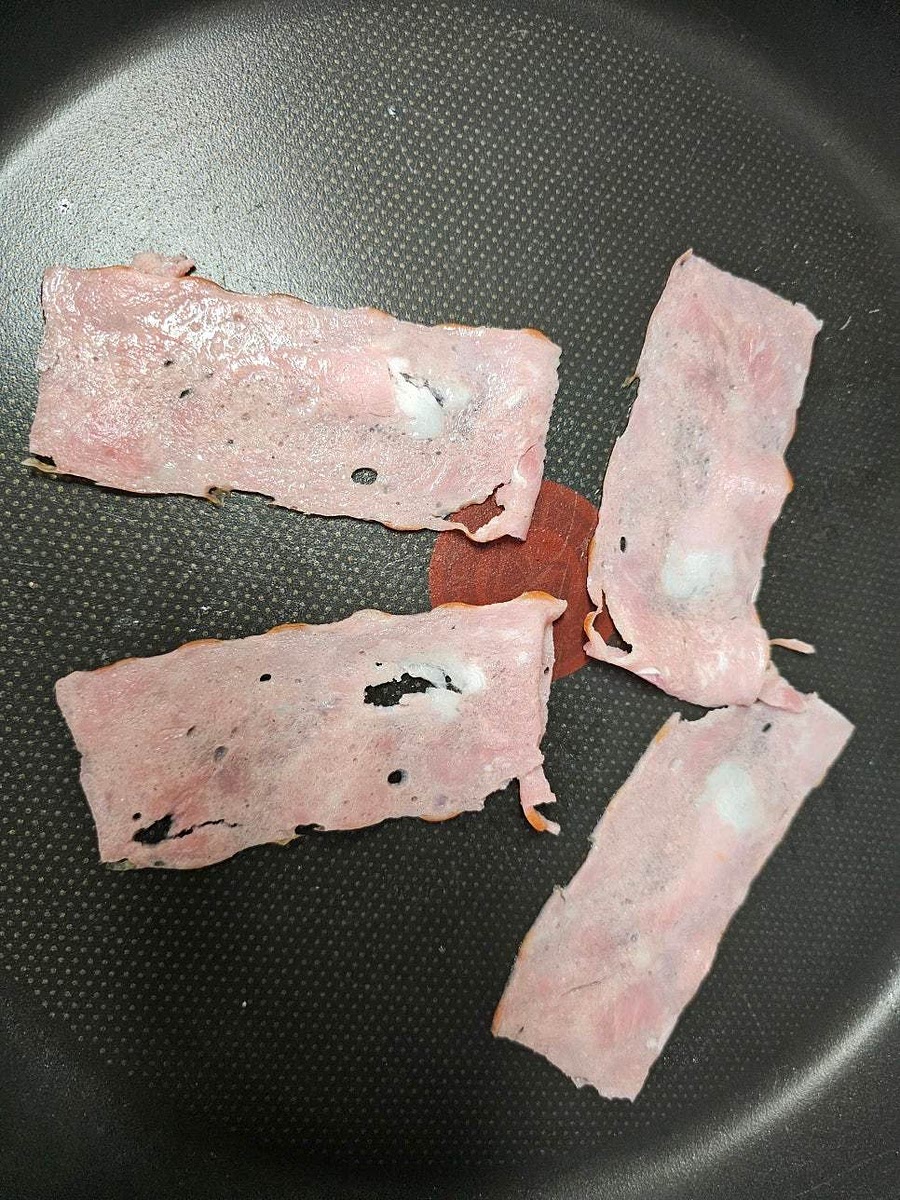 베이컨을 팬에 굽고 식빵을 바삭하게 구워줍니다.