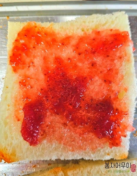 식빵에 딸기잼을 바르고 감자샐러드를 올린 뒤 구운 베이컨을 얹어 마무리합니다.