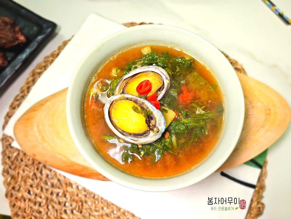 완성된 된장국을 그릇에 담아 냉이를 고명으로 올려 마무리합니다.