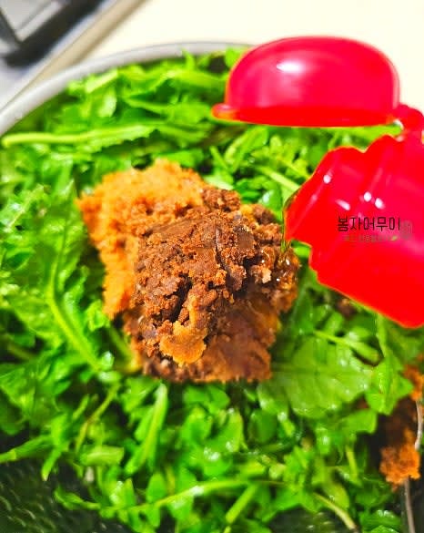 냉이를 뿌리부터 잘 다듬고 물에 식초를 살짝 넣어 10분 정도 담가두어 흙을 제거합니다. 깨끗이 씻어 물기를 뺍니다. 물기를 털고 된장 2스푼, 참기름 1스푼 넣고 살살 무쳐줍니다.