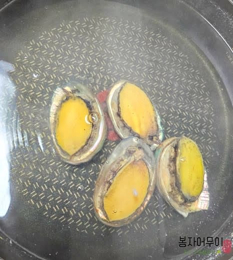 준비한 멸치 다시마 육수에 손질한 전복과 된장에 버무린 냉이를 넣습니다.