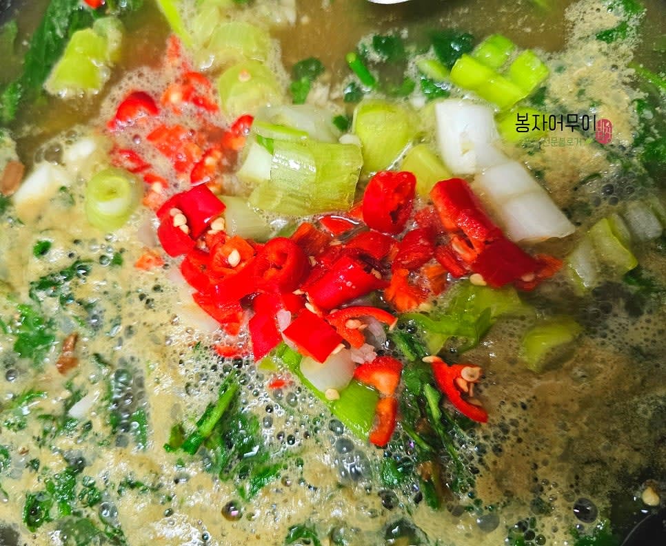 물이 끓기 시작하면 다진 마늘과 홍고추, 대파를 넣어줍니다.