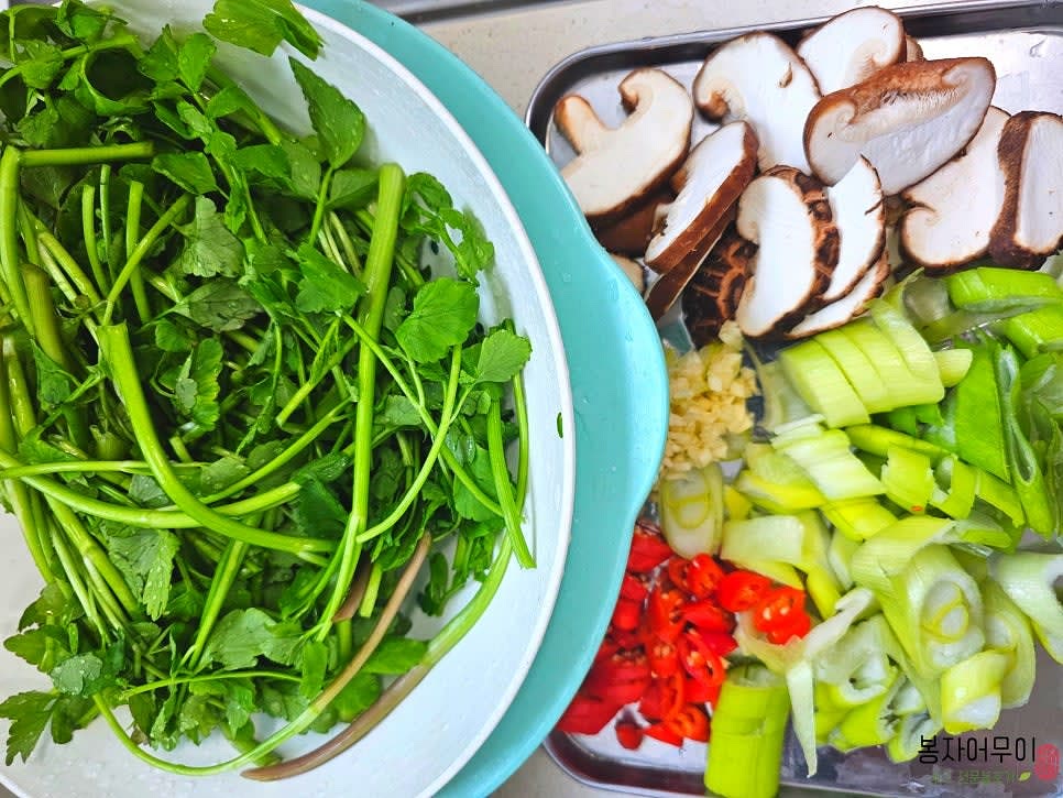 일반 미나리가 아닌 돌미나리를 사용하며, 손질 시 신경을 써줍니다. 돌미나리의 잔뿌리를 제거하고 부드러운 줄기와 잎만 남깁니다.