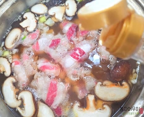 우삼겹 400g을 팬에 넣고 맛술과 후추를 뿌려 살짝 볶아줍니다.