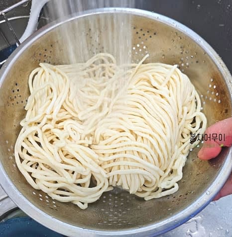 칼국수를 흐르는 물에 헹구어 준비합니다.