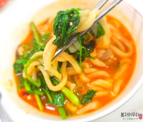 끓는 육수에 미나리와 우삼겹을 넣어 완성합니다.