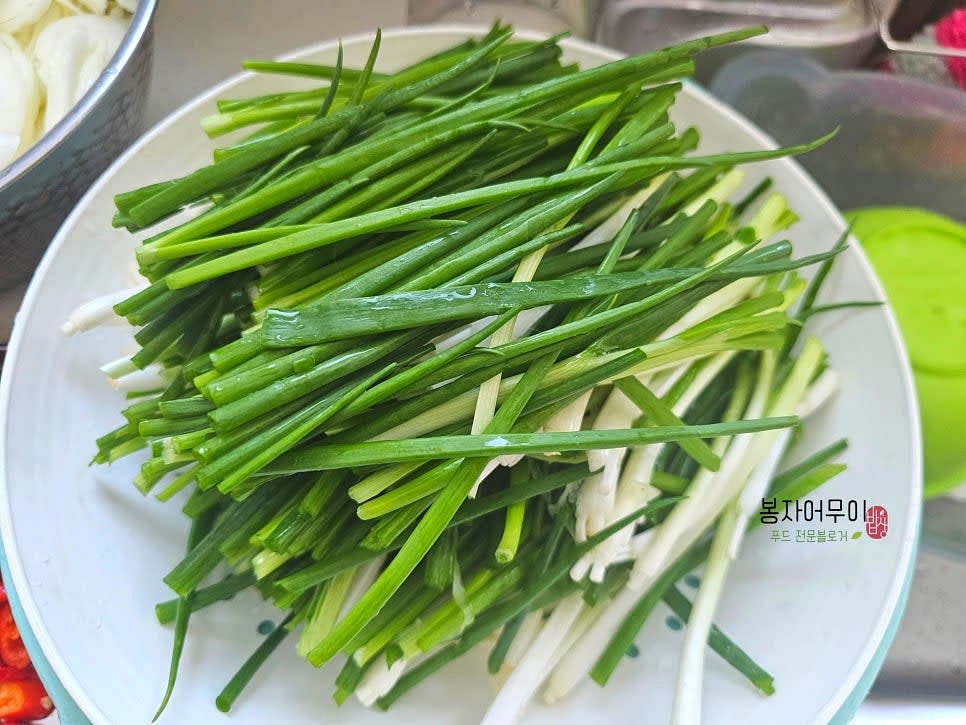 파김치를 위해 쪽파를 적당한 길이로 자르고, 고춧가루, 멸치 액젓, 보리죽으로 양념을 만듭니다.