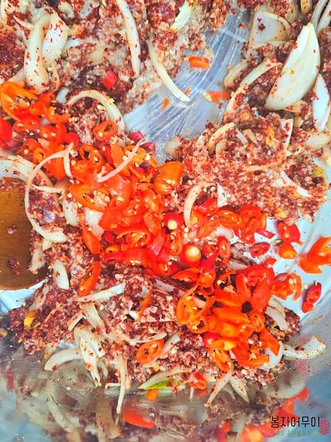 열무김치를 위해 고춧가루, 멸치 액젓, 새우젓, 올리고당, 매실액을 섞어 양념을 준비합니다.