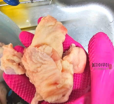 닭을 흐르는 물에 깨끗이 씻어내고, 필요하면 집에서도 한 번 더 손질해 주세요.