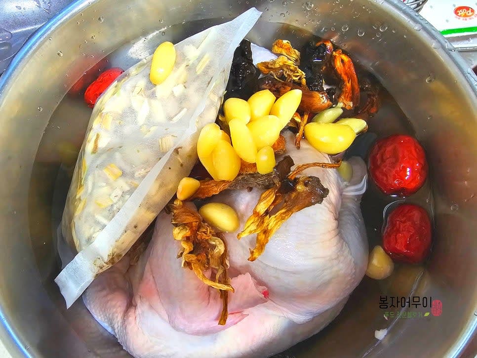 물에 삼계탕용 한약재 1팩, 건조 버섯 2줌, 마늘 10알, 대추 10알을 넣고 중불에서 끓입니다.