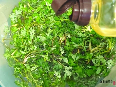 세척한 쑥을 식초 2~3스푼을 넣은 물에 약 10분간 담갔다가 다시 흐르는 물에 헹궈줍니다. 뿌리 부분은 이물질이 많을 수 있으니 꼼꼼히 제거하세요.