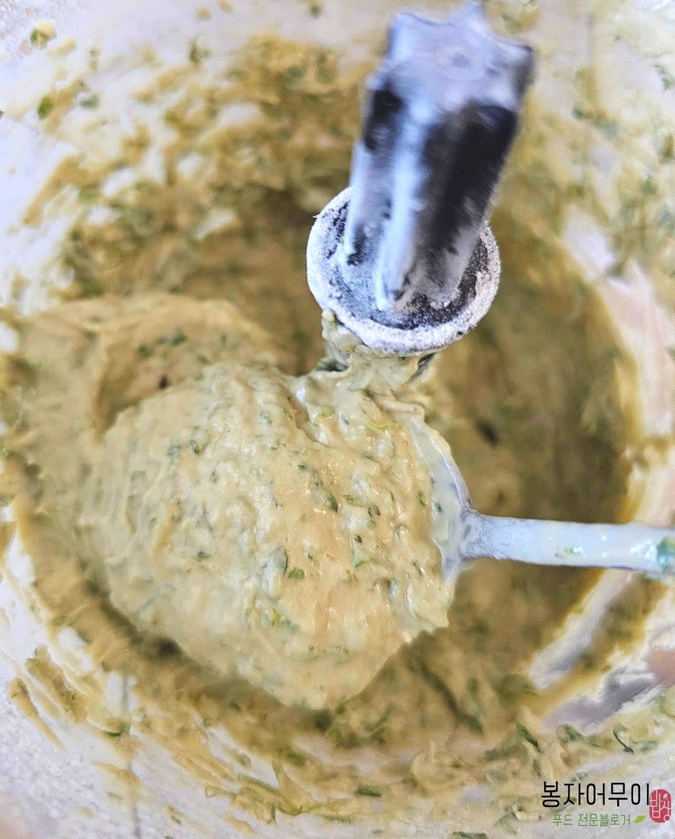 믹서기로 완성한 반죽이 걸쭉한 농도를 가지도록 조절합니다.