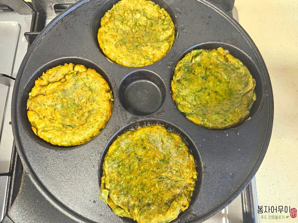 달군 팬에 기름을 넉넉히 두르고 쑥을 앞뒤로 노릇노릇하게 구워주세요.